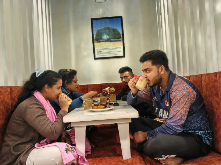 এক ডালা গল্পের ঝুঁড়ি নিয়ে পরিবারের আনন্দ মেটাতে খাবারের স্বাদে ইয়ামিন 